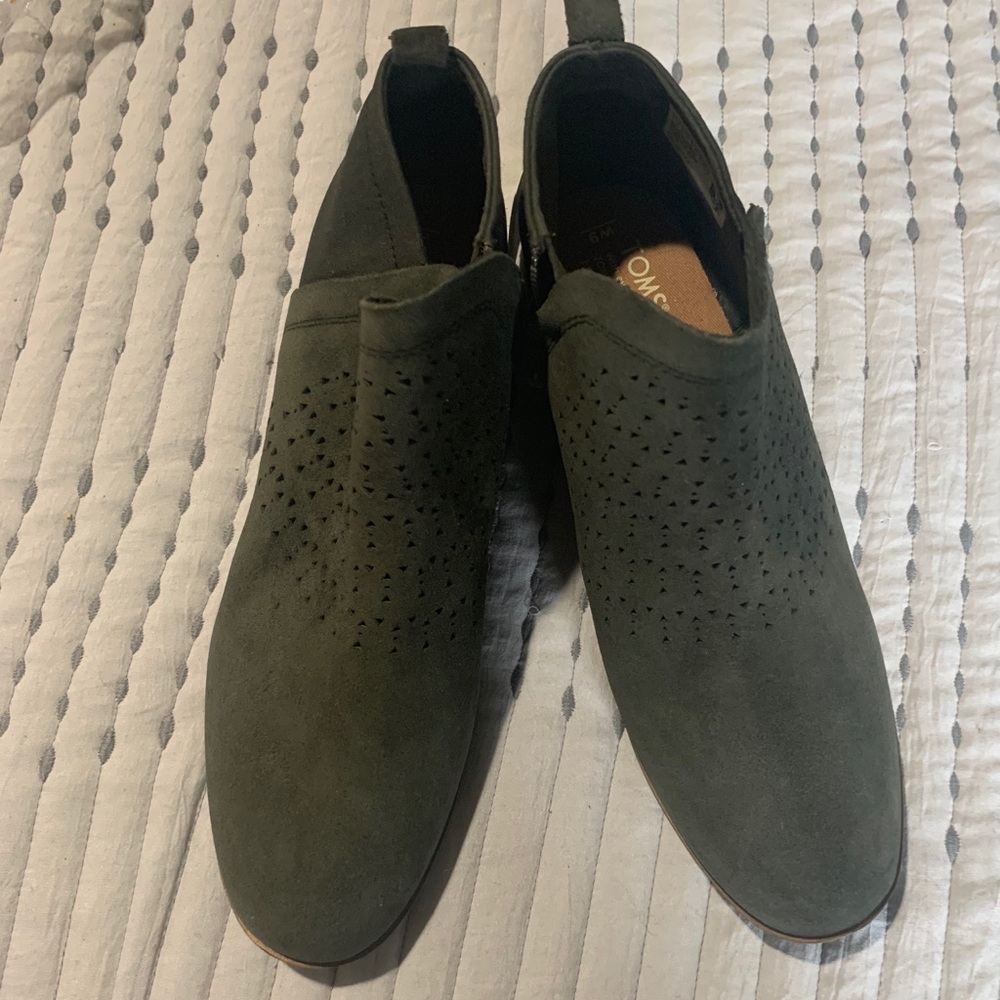 Toms booties new with tags forest suede size 9
